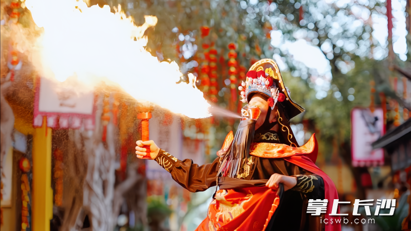 今年国庆假期，炭河古城开启了火人狂欢节，多重狂欢轮番上演，唤醒游客们的多巴胺。