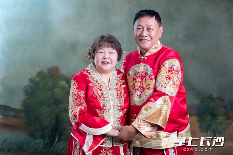 老人们穿上中式礼服或白色婚纱拍摄纪念照片。