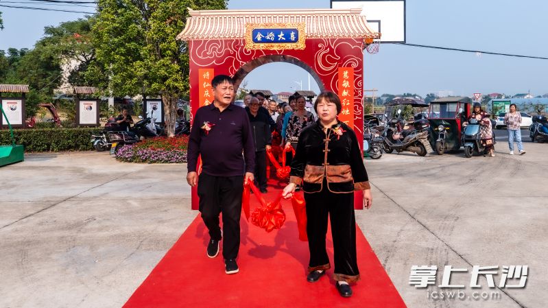 一场百人金婚庆典在望城区乌山街道团山湖村热闹举行。 均为乌山街道供图