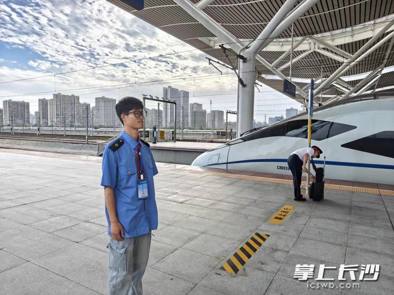 在列车进出站前20分钟，谭毅提前立岗，以便第一时间为旅客提供帮助。 均为长沙晚报通讯员舒捷、王博安摄