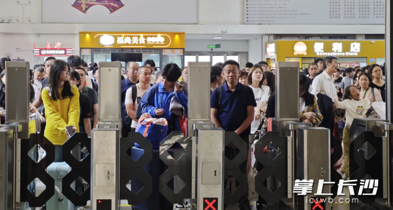 10月6日，长沙南站迎来客流返程高峰。 长沙晚报通讯员 游智宇 黄瑜楚 摄