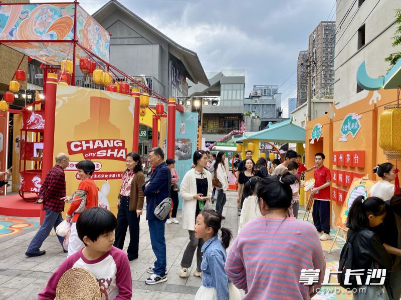 茅台冰激凌，国潮与青春在老街上激爽碰撞。