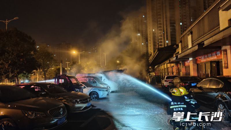 图为消防队员对起火车辆紧急扑救。关口消防救援站供图
