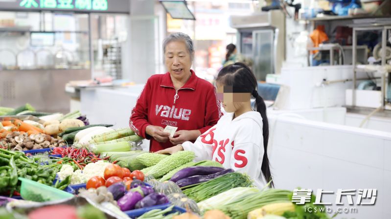 懂事的小杨主动帮家里做点力所能及的家务，这是她帮奶奶挑选蔬菜。 