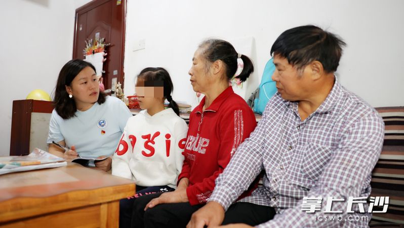 10月7日，班主任吴杏东来到小杨家家访，仔细询问他们一家的生活困难，并表示将尽力解决。