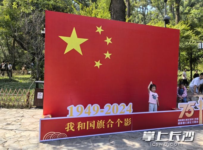 游客和国旗合影 均为景区供图