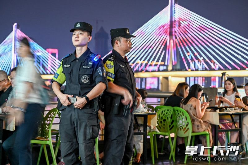 民警在渔人码头值守。
