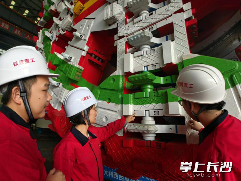 设计团队在车间查看涂装施工效果。