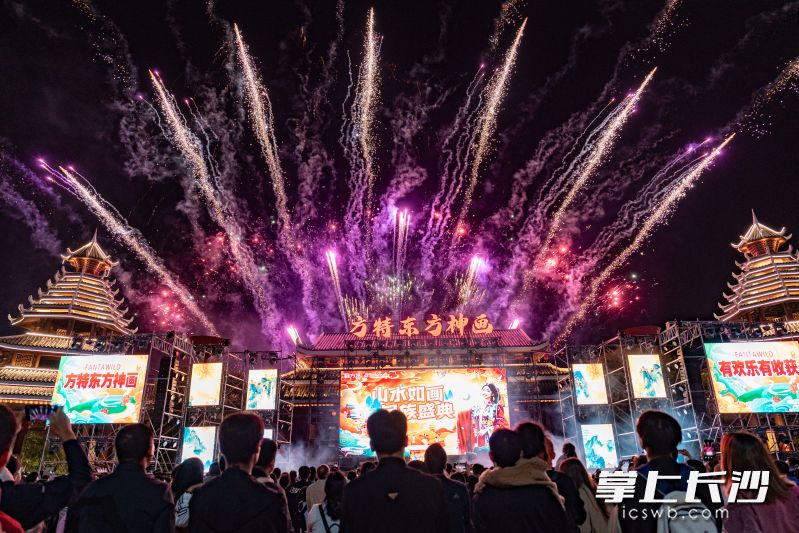 长沙方特东方神话景区烟花秀。 长沙方特东方神话景区烟花秀。