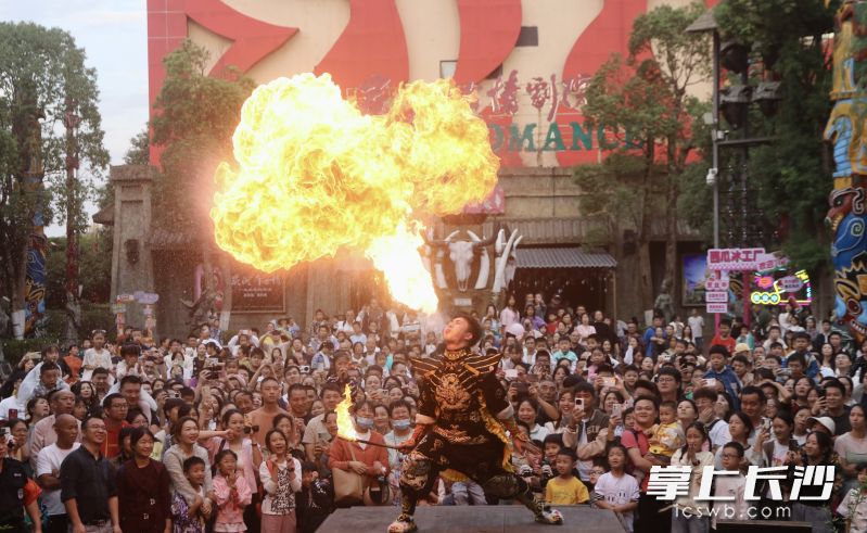 炭河古城景区的火人狂欢节。 均为宁乡市文旅广体局供图 炭河古城景区的火人狂欢节。 均为宁乡市文旅广体局供图