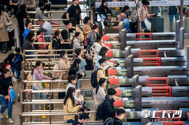 刚刚过去的国庆假期（10月1日—10月7日），长沙火车南站发送旅客135.60万人次，到达旅客122.05万人次。 通讯员 黄先瑜 摄