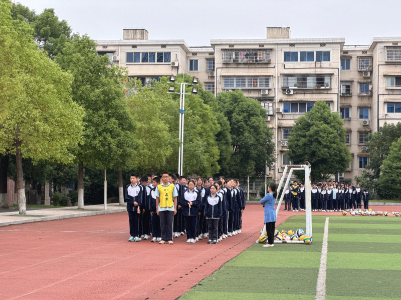 无论是校园活动还是学习日常，她总在身边。