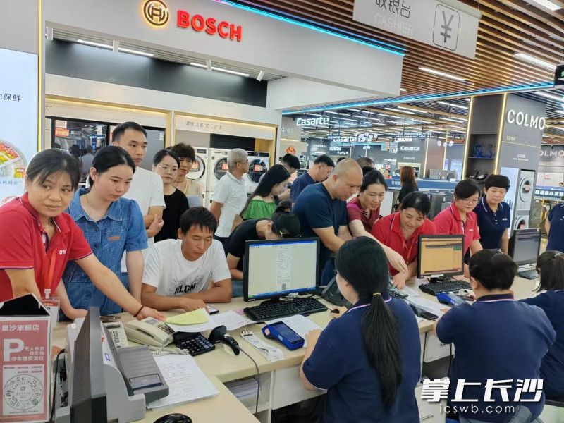 国庆期间，位于长沙东塘的通程电器超级旗舰店，挤满了到店挑选家电的消费者。
