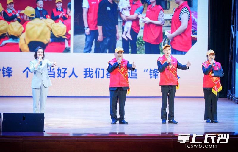 宋娟（左）和大家分享集里桥社区“人人学雷锋，个个当好人”的故事。  均为长沙晚报全媒体记者刘俊摄