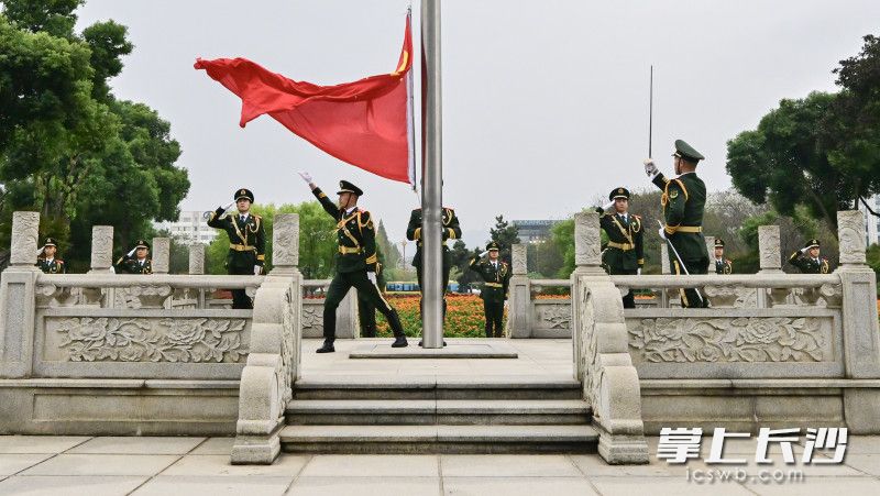 10月8日上午，长沙市直机关举行庄严的升国旗仪式。