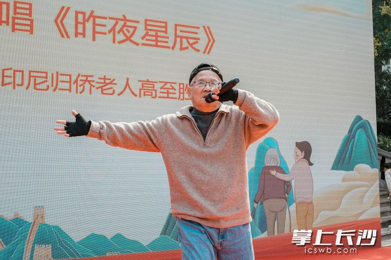 老人上台表演。