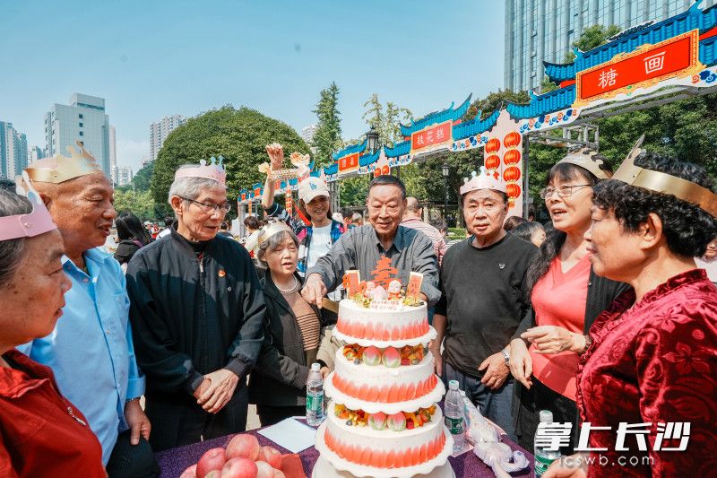 社区不但准备了仪式感满满的节目，还为80岁以上老人筹备了一场温情满满的生日宴会。