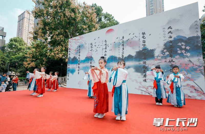 砂子塘小学和智校区的孩子们现场诵读《中华孝道》，用朗朗童声传递孝老爱亲的质朴情感。  均为长沙晚报全媒体记者陈飞摄
