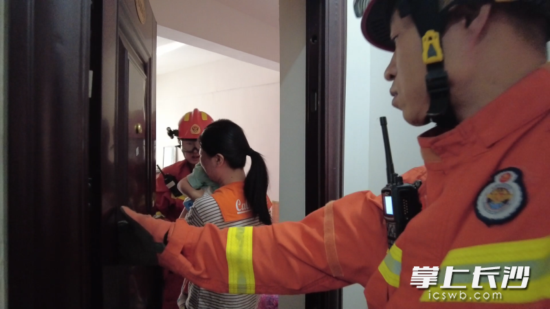 孩子获救后，孩子的母亲十分感激。