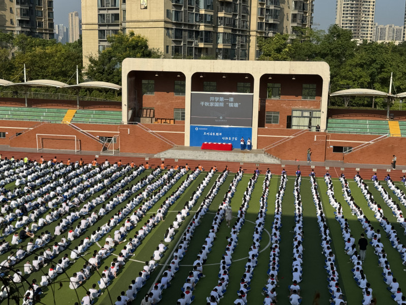 操场上收听节目。均为主办方供图