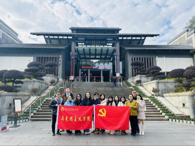 支部党员赴毛泽东纪念馆开展红色教育实践活动。 支部党员赴毛泽东纪念馆开展红色教育实践活动。