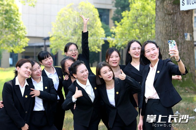 中午时分，院长吴晖（右一）和姐妹们一起在院子里玩自拍。