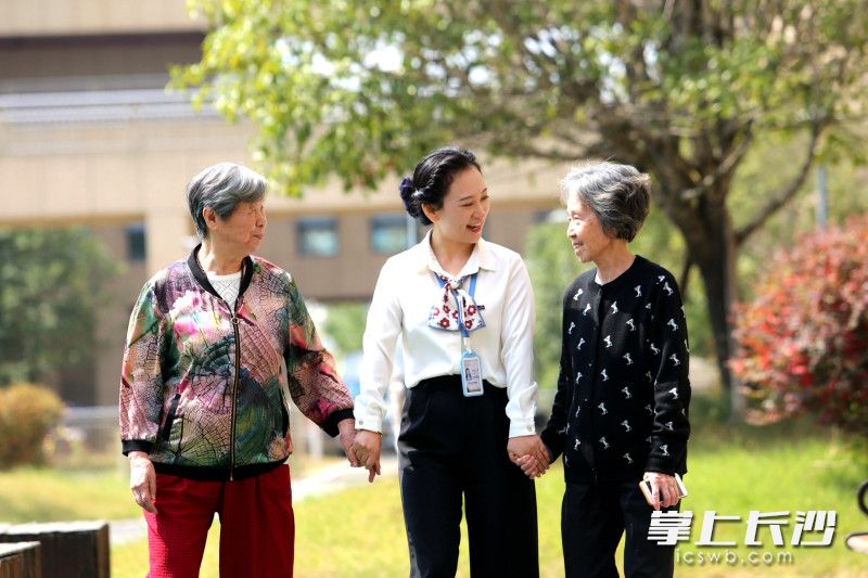 和老人们拉拉家常，是90后姑娘们每天必做的功课。