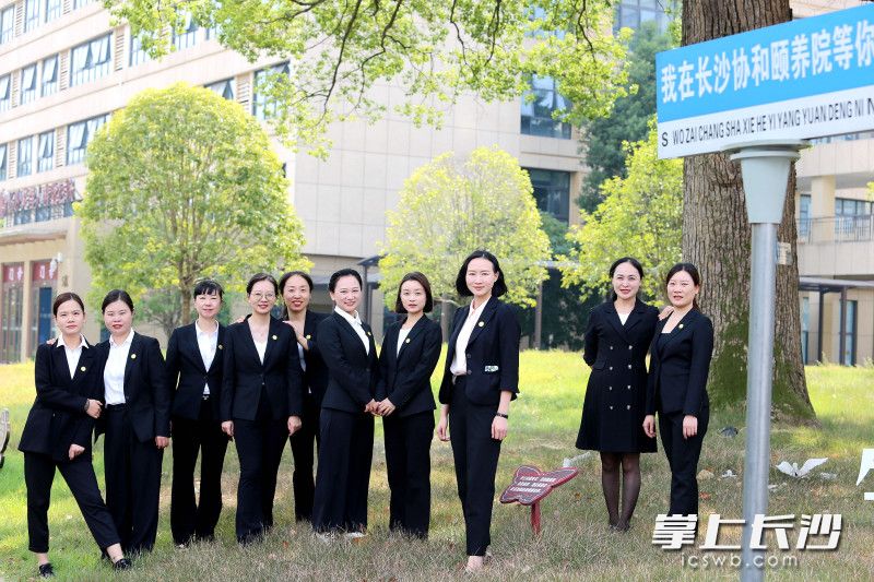 年轻女孩加持养老院，养老院里不再暮气沉沉。