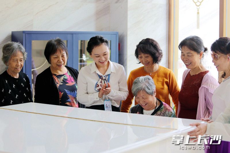 院长助理陈小青（左三）组织老人弹练钢琴，准备重阳节当天活动的节目。 均为长沙晚报全媒体记者贺文兵摄