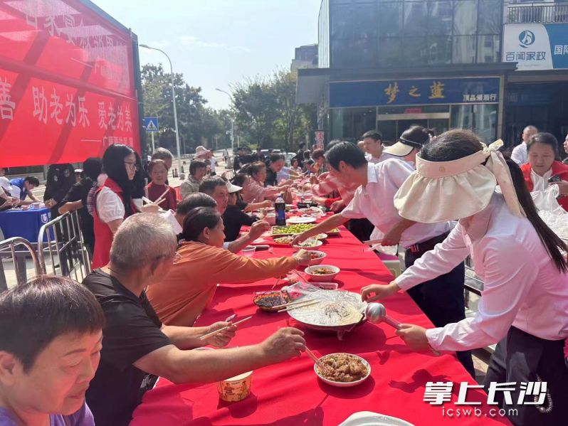 雨花区圭塘街道广顺源社区的古樟树广场上,“我们的节日·重阳”暨“乐享百家味,邻里一家亲”主题活动温馨上演。 均为长沙晚报全媒体记者周游、通讯员黄周艳摄 雨花区圭塘街道广顺源社区的古樟树广场上,“我们的节日·重阳”暨“乐享百家味,邻里一家亲”主题活动温馨上演。 均为长沙晚报全媒体记者周游、通讯员黄周艳摄