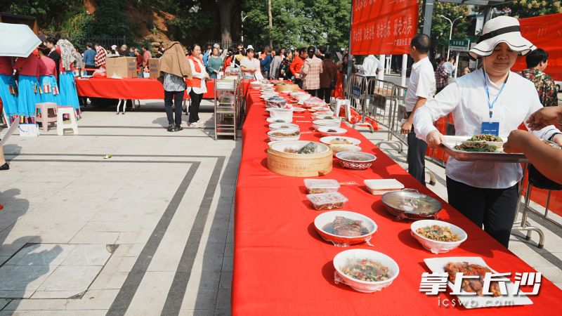 合拢宴上,居民们纷纷带上精心准备的美食。 合拢宴上,居民们纷纷带上精心准备的美食。