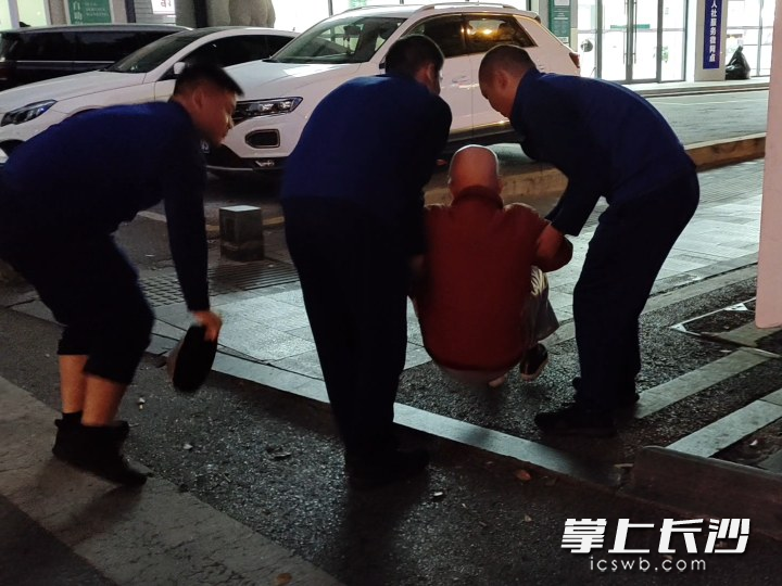 消防队员扶起摔倒老人。 通讯员供图