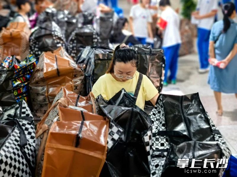 紧张有序的回校搬迁过程。