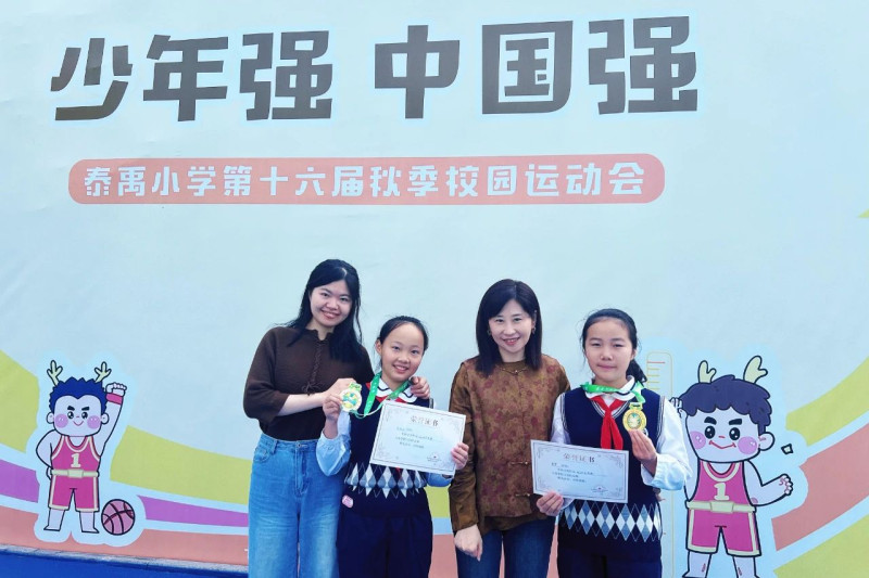 获奖者获得最新出炉的奖牌。