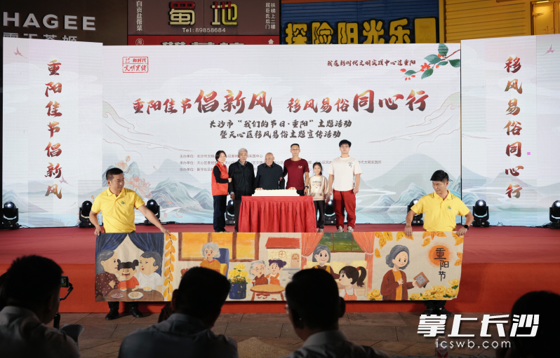 百岁老人四代同堂共切重阳蛋糕。 均为通讯员供图