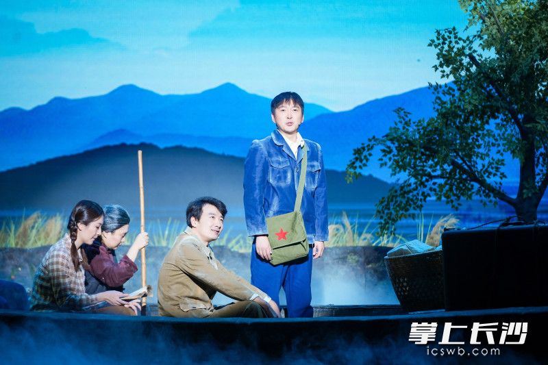 话剧艺术地再现了1947年至1958年雷锋同志的成长史与奋斗史。