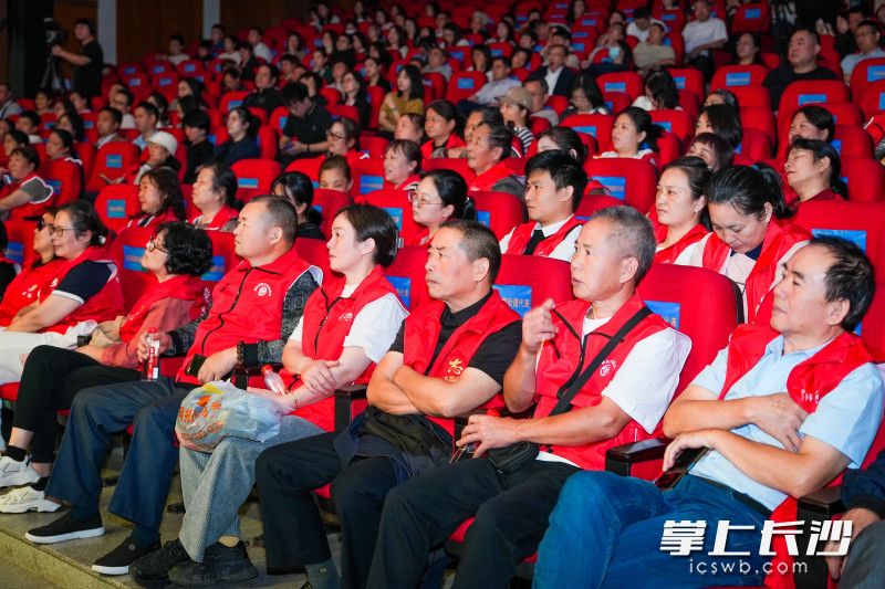 让在场观众见证雷锋成长历程。