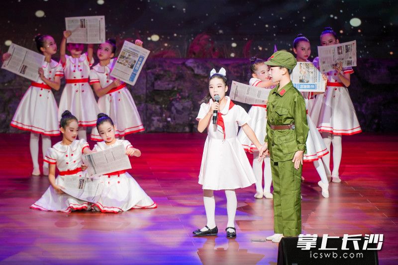 歌舞表演《唱响雷锋之歌》拉开活动的序幕。均为主办方供图