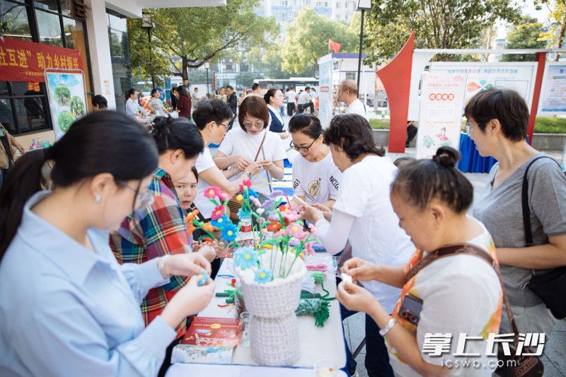 今日，西湖社区举办重阳节敬老活动，现场溢满欢声笑语。均为长沙晚报全媒体记者 贺文兵 摄