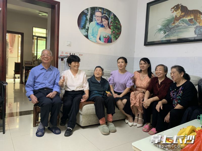 106岁的周顺英老人身体健康、思维敏捷，据说每餐都可以吃一碗米饭。