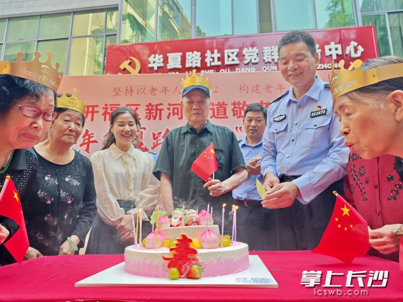 10月生日的老寿星们集体庆生,切蛋糕许愿。 10月生日的老寿星们集体庆生,切蛋糕许愿。