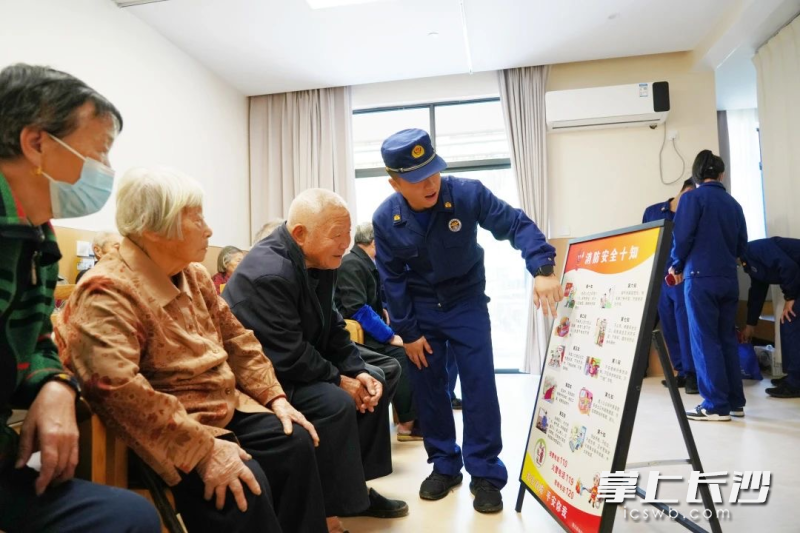 消防队员为老人们讲解消防知识，送上平安祝福。 通讯员供图