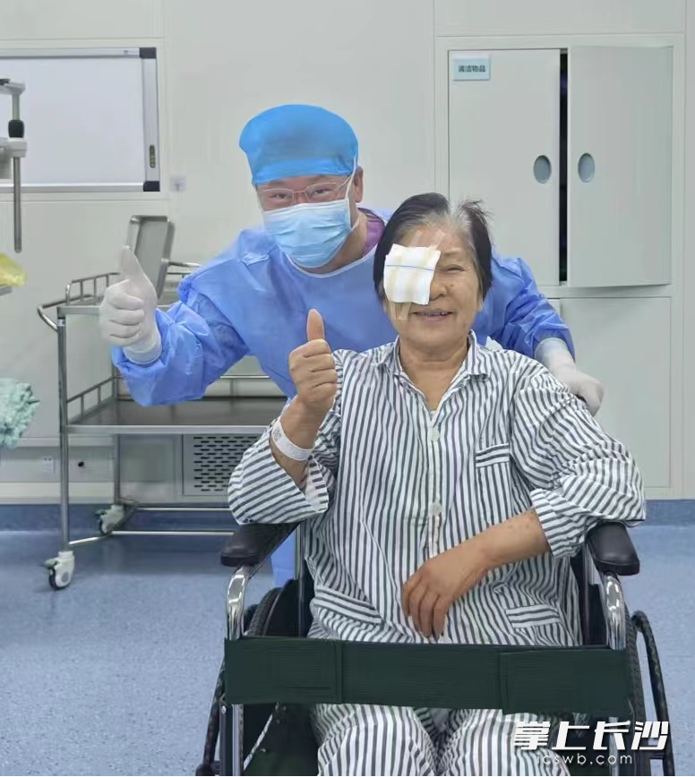 手术后,朱学春与母亲亲密合影,纪念“并肩作战”战胜白内障眼疾。 医院供图 手术后,朱学春与母亲亲密合影,纪念“并肩作战”战胜白内障眼疾。 医院供图