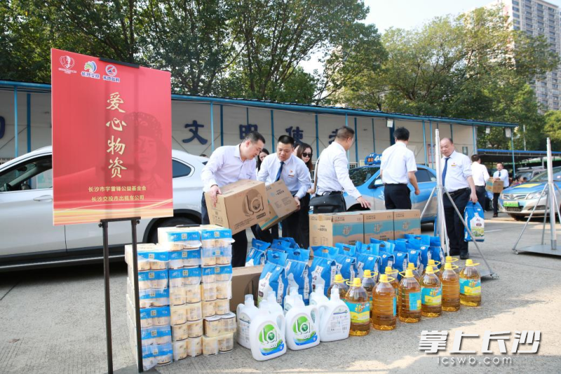 重阳节,长沙交投市出租车公司向50位老年人、残疾人送上慰问金和慰问物资。 重阳节,长沙交投市出租车公司向50位老年人、残疾人送上慰问金和慰问物资。