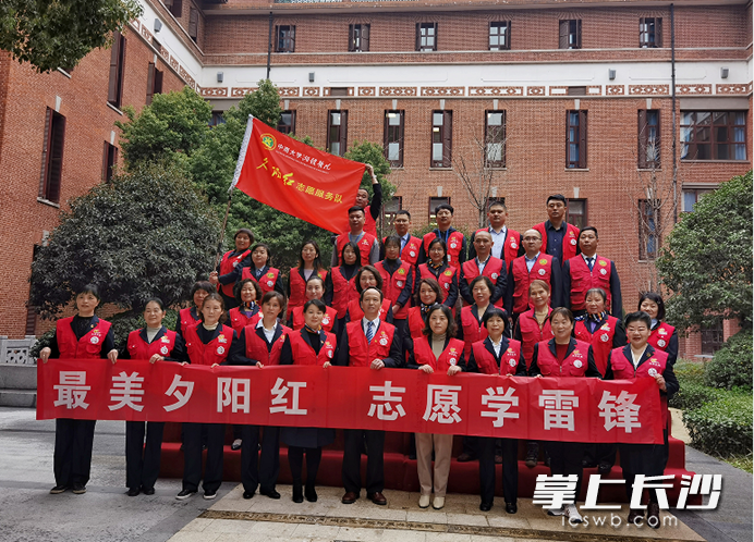20余名退休人员组成的志愿服务队。