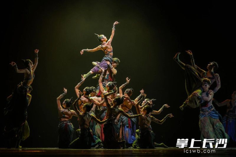 新疆群舞《铅华·满壁》。