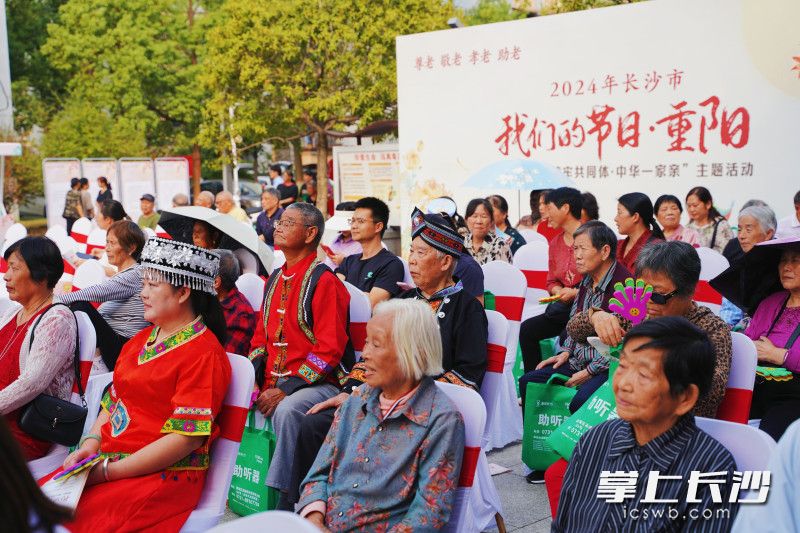 台上的节目精彩纷呈,台下的观众看得津津有味。 台上的节目精彩纷呈,台下的观众看得津津有味。