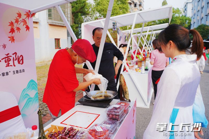 现场同步举行游园活动。 现场同步举行游园活动。