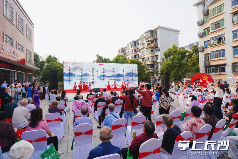 2024年长沙市“我们的节日·重阳”主题活动暨望城区“铸牢共同体·中华一家亲”游园体验主题活动举行。 均为长沙晚报全媒体记者易亿摄 2024年长沙市“我们的节日·重阳”主题活动暨望城区“铸牢共同体·中华一家亲”游园体验主题活动举行。 均为长沙晚报全媒体记者易亿摄