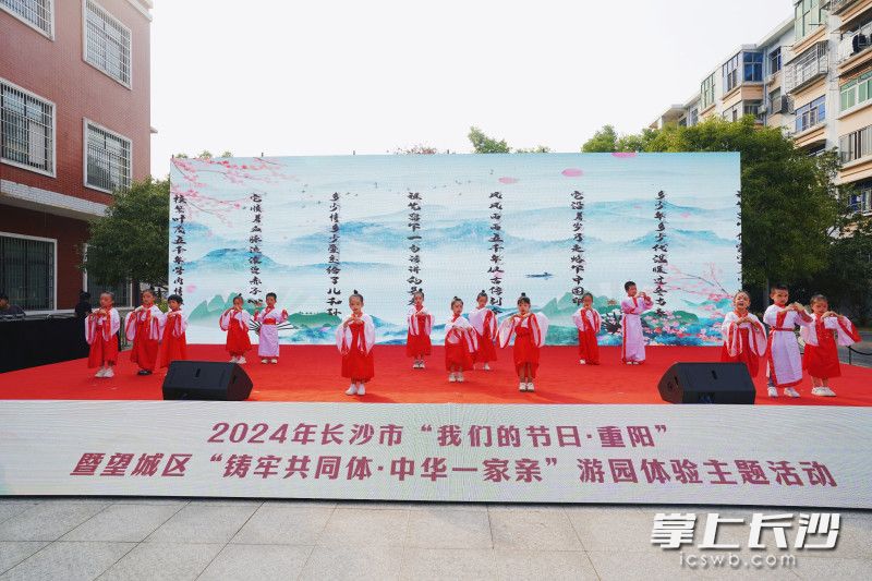 身着汉服的小朋友诵读与《中华孝道》相关的诗词。 身着汉服的小朋友诵读与《中华孝道》相关的诗词。